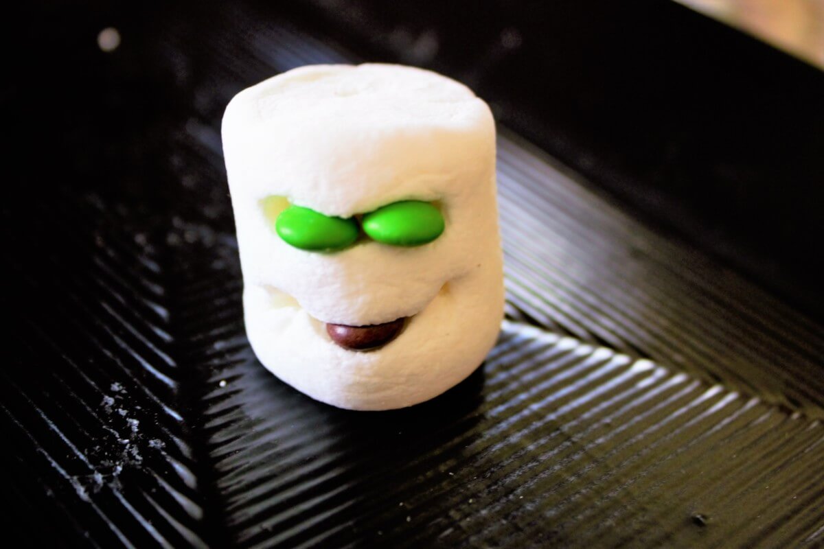 halloween-marshmallow mummy
